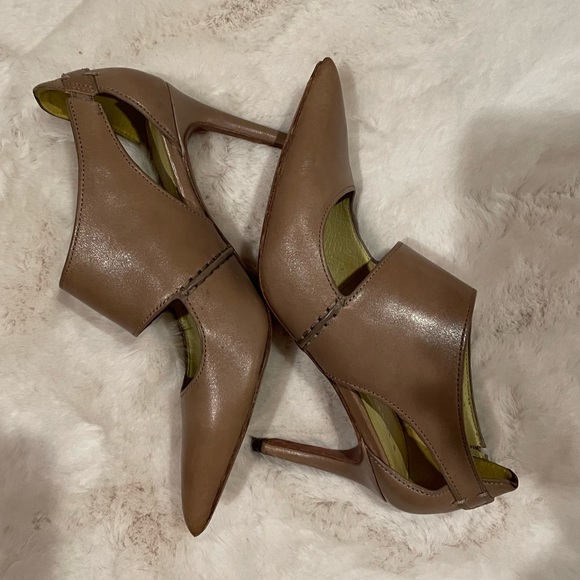 Coach Vanda Heels - Picture 2 of 8